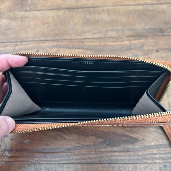 Marc Jacobs Tan Leather Zip Around Wallet/Wristlet Organizer. - Picture 5 of 11